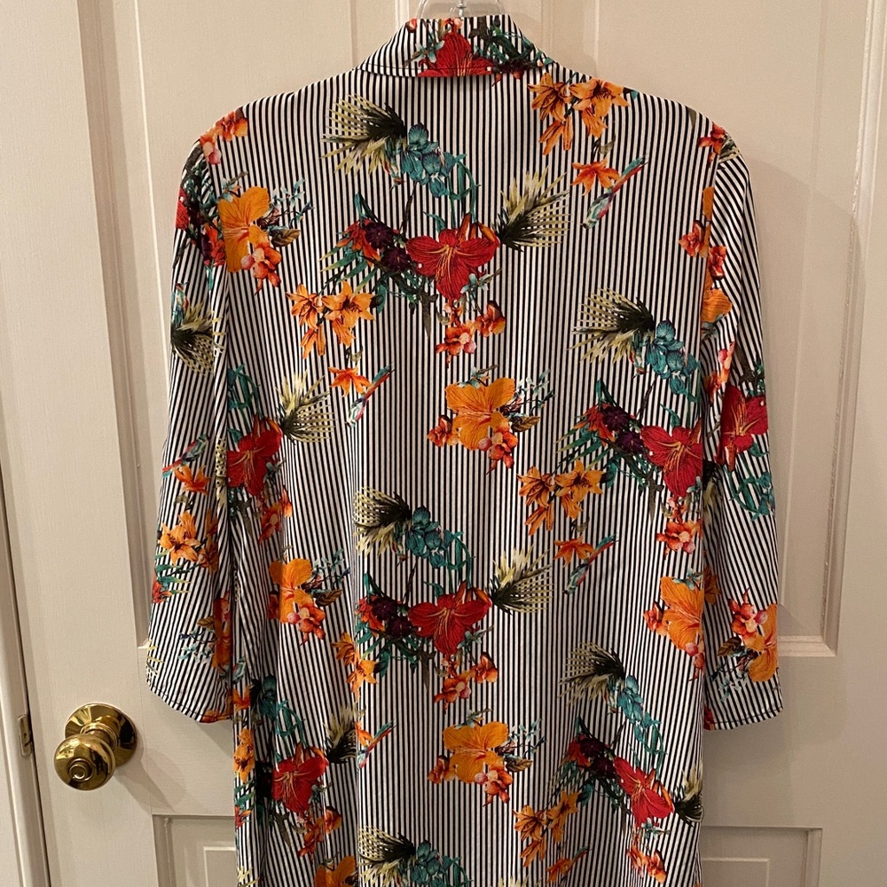 🎉Host Pick🎉 Chico's Multicolor Floral Striped Tunic - Picture 9 of 12